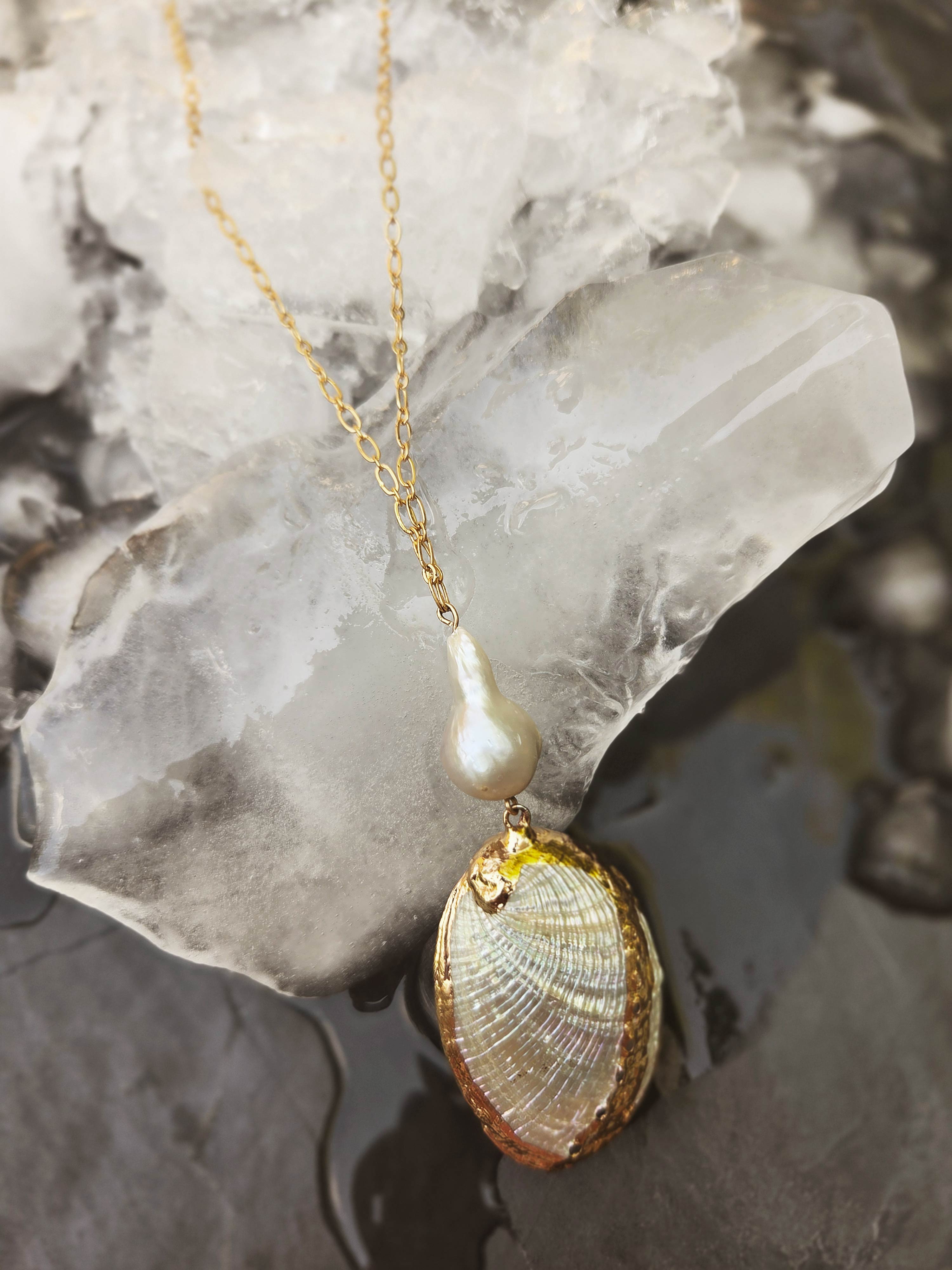 Collier made in France, en coquillage comme une aile de libellule et perle d'eau douce baroque en forme de goutte d'eau. Sautoir de 75 cm en laiton et or Gold Filed 14 carats. Virginie Voncken marque de bijoux durable fabriqué en France. Bijou idéal cadeau pour femme made in France.