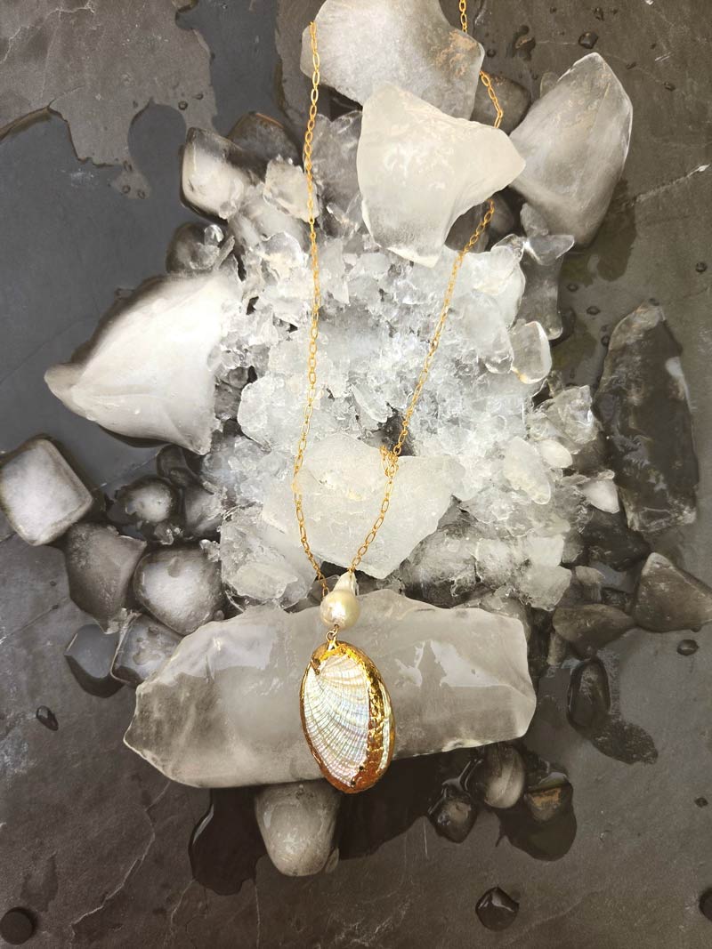 Collier made in France, en coquillage comme une aile de libellule et perle d'eau douce baroque en forme de goutte d'eau. Sautoir de 75 cm en laiton et or Gold Filed 14 carats. Virginie Voncken marque de bijoux durable fabriqué en France. Bijou idéal cadeau pour femme made in France.