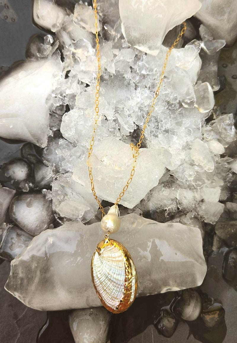 Collier made in France, en coquillage comme une aile de libellule et perle d'eau douce baroque en forme de goutte d'eau. Sautoir de 75 cm en laiton et or Gold Filed 14 carats. Virginie Voncken marque de bijoux durable fabriqué en France.
