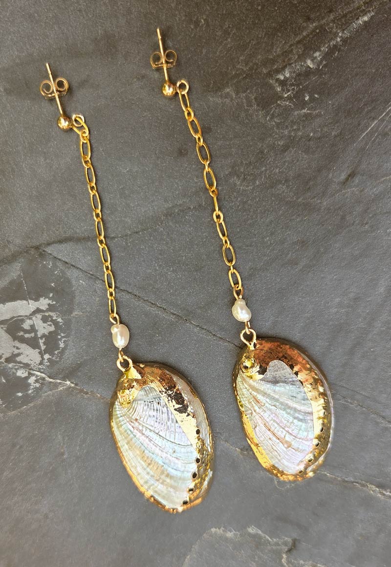 Bijoux fabriqué en France, boucles d'oreilles en coquillages et perle d'eau douce.