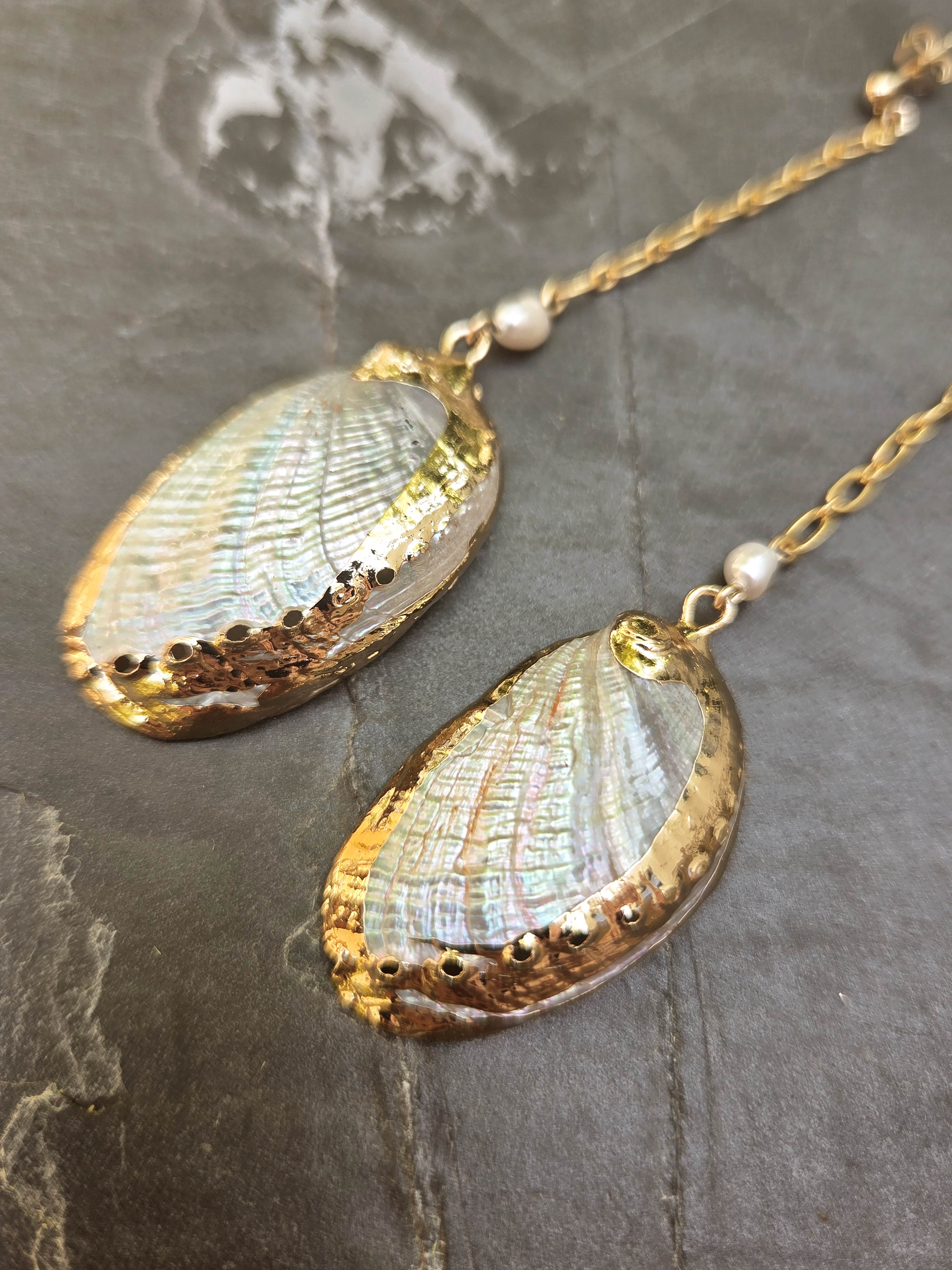 Boucles d'oreilles en coquillages et perles d'eau douce, fabriquées en France.