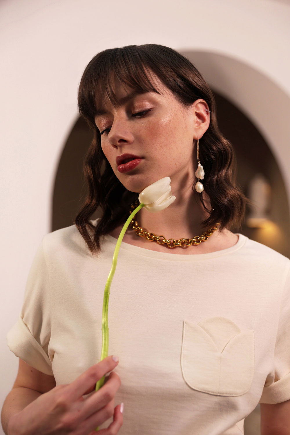 T-shirt femme made in France. T-shirt femme avec poche fleur. t-shirt à poche Tulipe. Poche Tulipe en forme de fleur. Collier en grosse maille made in France. Boucles d'oreilles en perles baroques.