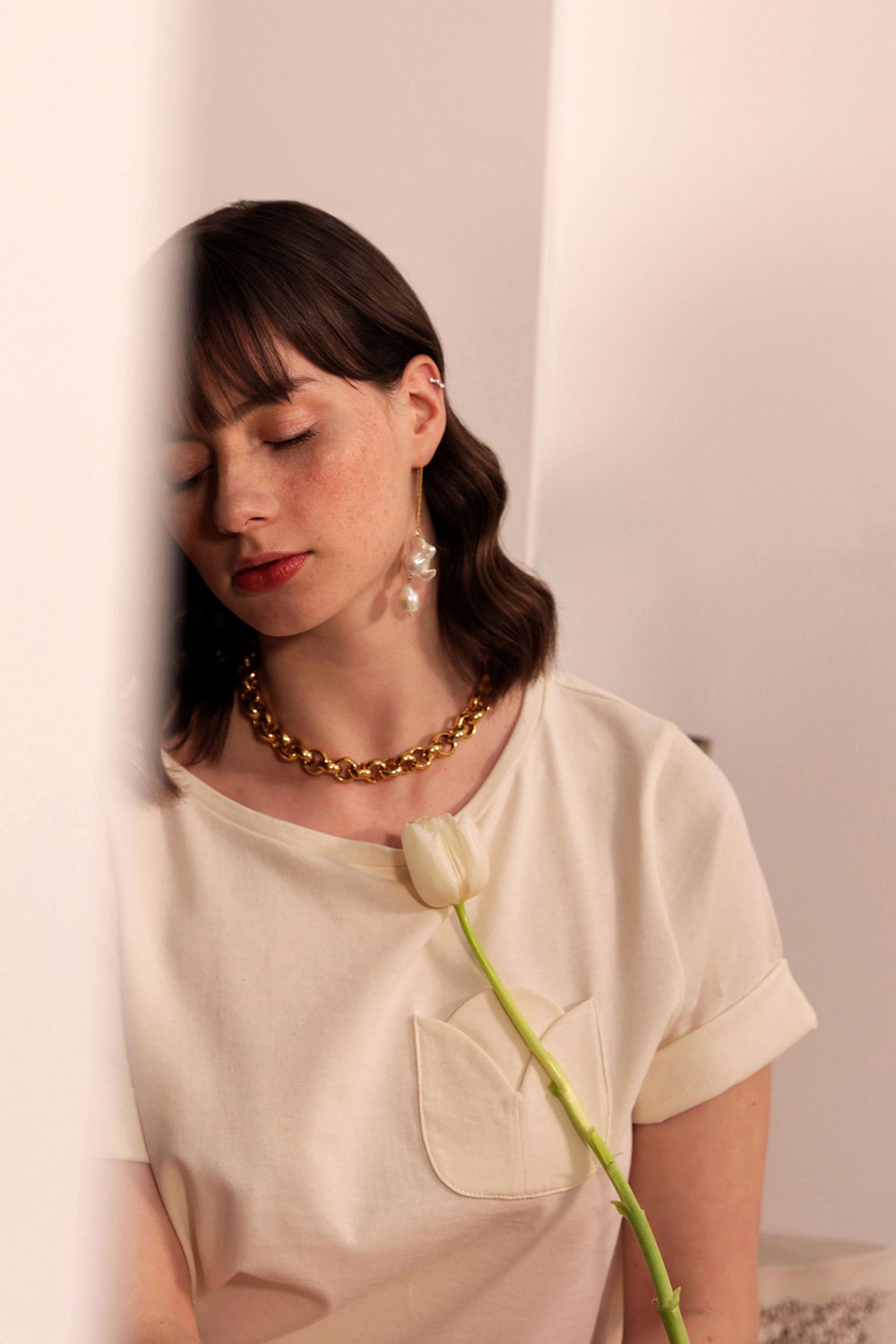 T-shirt femme made in France. T-shirt femme avec poche fleur Tulipe. T-shirt col bateau. Cadeau pour femme made in France. Bijoux made in France. Collier ras de cou en gros maillons. Boucles d'oreilles en perles d'eau douces et or Gold Filled fabriqués en France.