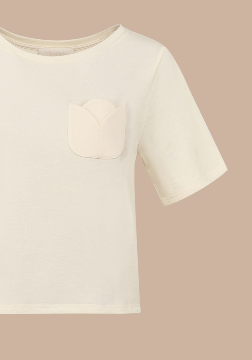 T-shirt femme avec poche fleur Tulipe. t-shirt femme made in France. T-shirt sans teinture en coton biologique. poche tulipe. Cadeau pour femme made in France. t-shirt croppé.