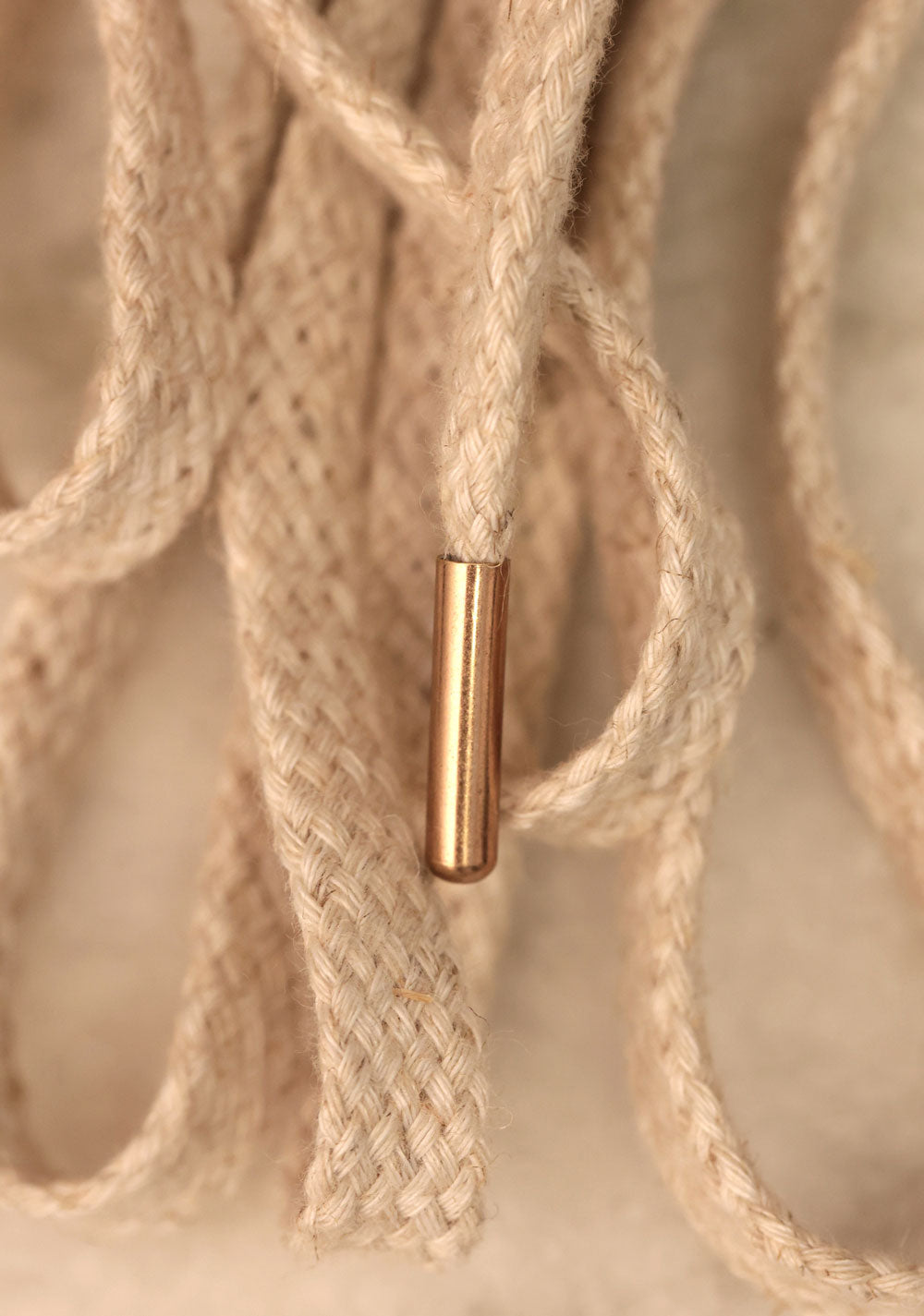 Cordons en lin ferrés de métal, fabriqué en France viennent serrer les tailles du pantalon de jogging t du short made in France; le vrai luxe se trouve dans la qualité apporté au moindre détail. Virginie Voncken est une marque qui repense le luxe de façon durable.