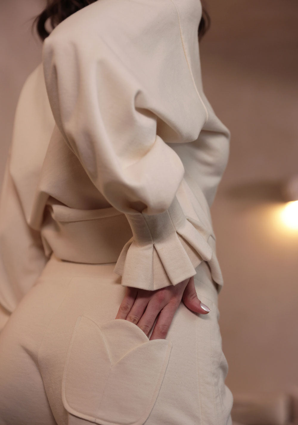 Détails Couture : poche fleur Tulipe et poignets plissé corolle du sweatshirt et short Tulipe de la marque de mode durable femme Virginie Voncken