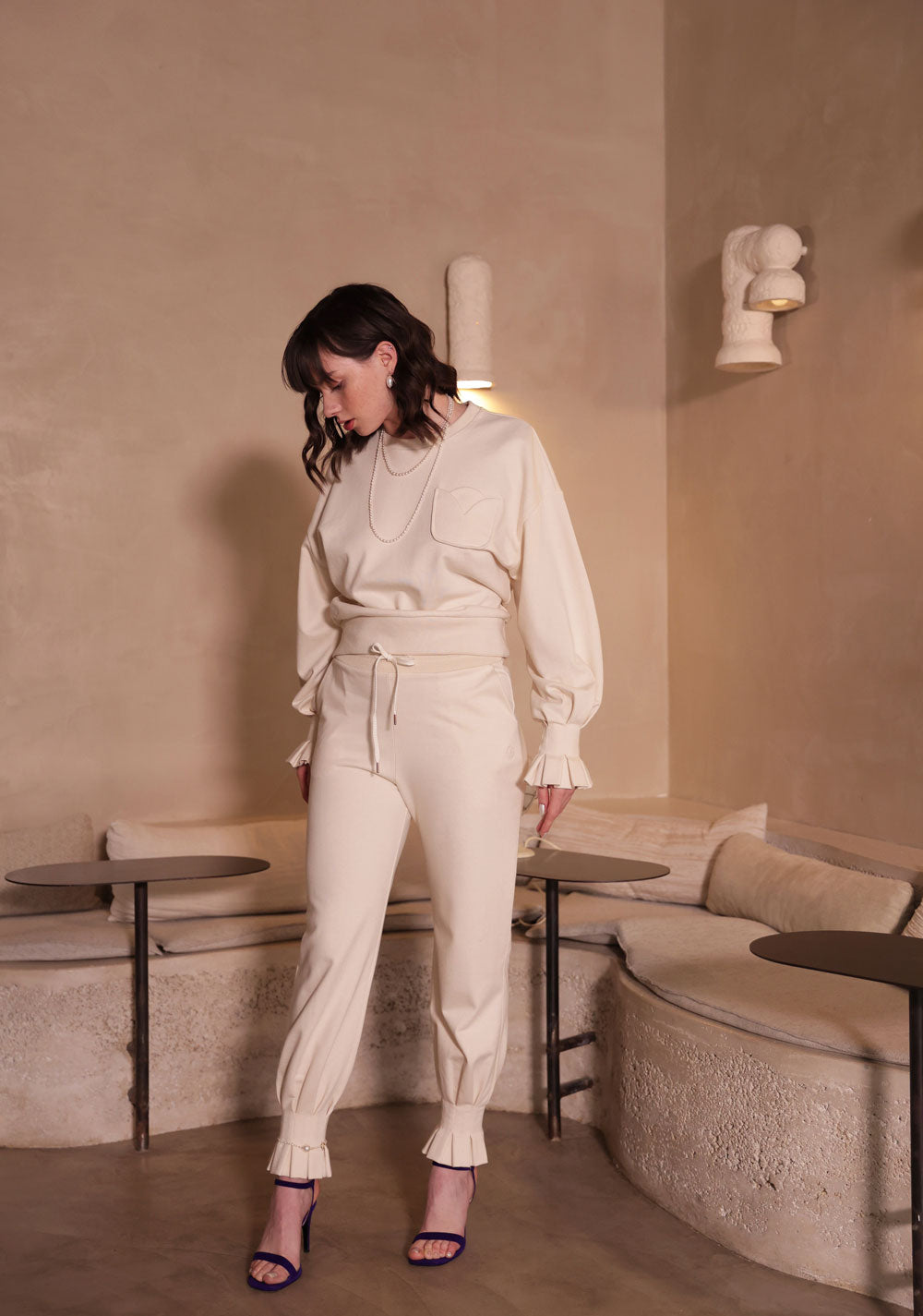 Jogging made in France. Sweatshirt et pantalon jogger Tulipe, réalisé en coton biologique. Magnifique sweathirt femme made in France, avec poche Tulipe, manches ballons et poignets plissé corolle. Pantalon de jogging femme made in France, avec poche Tulipe, chevilles plissées en corolle. Ensemble de jogging femme made in France. Jogging chic, jogging luxe, Virginie Voncken redéfinie les codes du casual luxe. Vêtement sans teinture fabriqué en France.