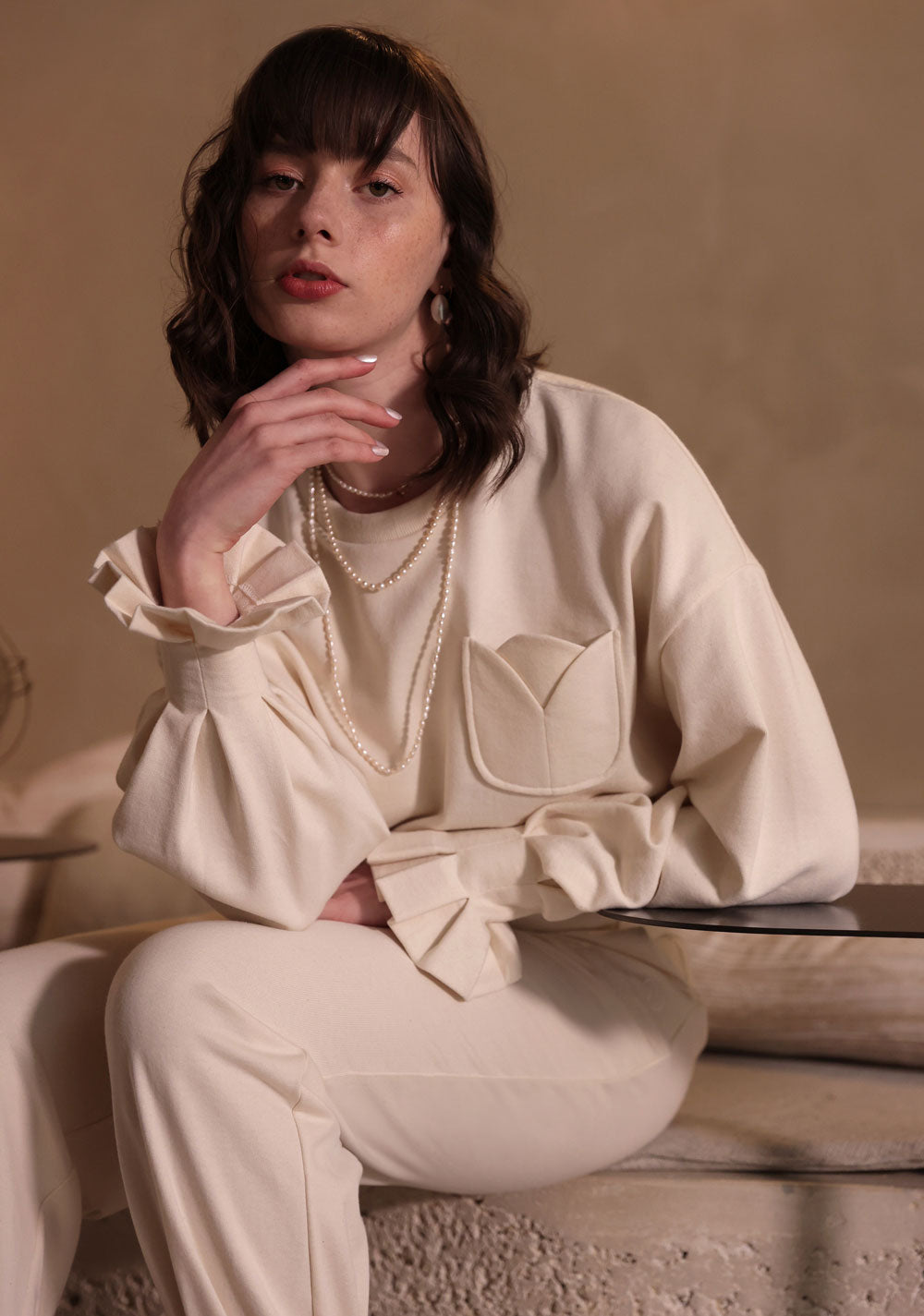 Conscious Luxury, l'ensemble de jogging Tulipe incarne la vision de la mode de Virginie Voncken : locale, durable, naturelle et poétique. découvrez cet ensemble de jogging en coton biologique certifié GOTS, aux détails inspirés de la Couture : poches Tulipe, poignets et chevilles plissés corolle, une ligne travaillée entre manches ballons et jambes fuselées. Associés aux bijoux made in France, cet ensemble de jogging sans teinture au romantisme épuré est naturel, local et très chic.