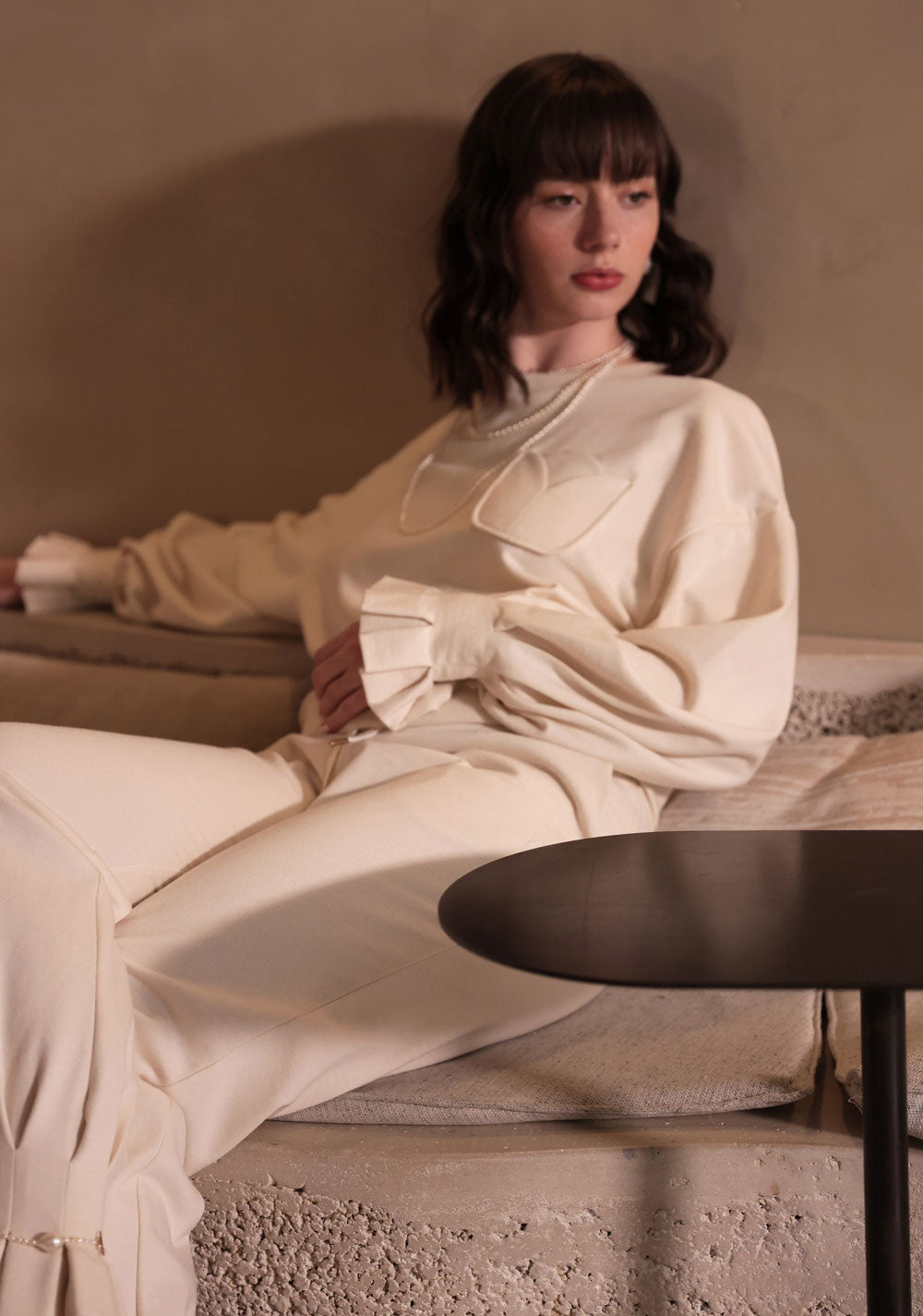 Sweatshirt Tulipe, avec sa poche fleur et ses poignets plissés corolle, associés aux bijoux en perles d'eau douce. La marque de mode durable made in France de Virginie Voncken, redéfini les codes du luxe durable.