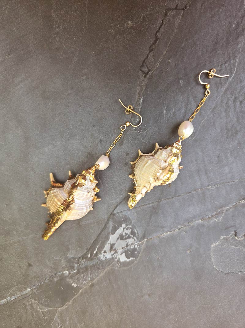 Boucles d'oreilles made in France en coquillages et perles d'eau douce. Bijoux français