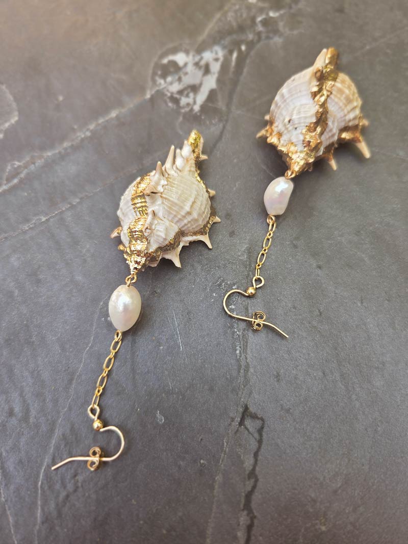 Boucles d'oreilles en coquillages et perles d'eau douce. Bijoux made in France de Virginie Voncken