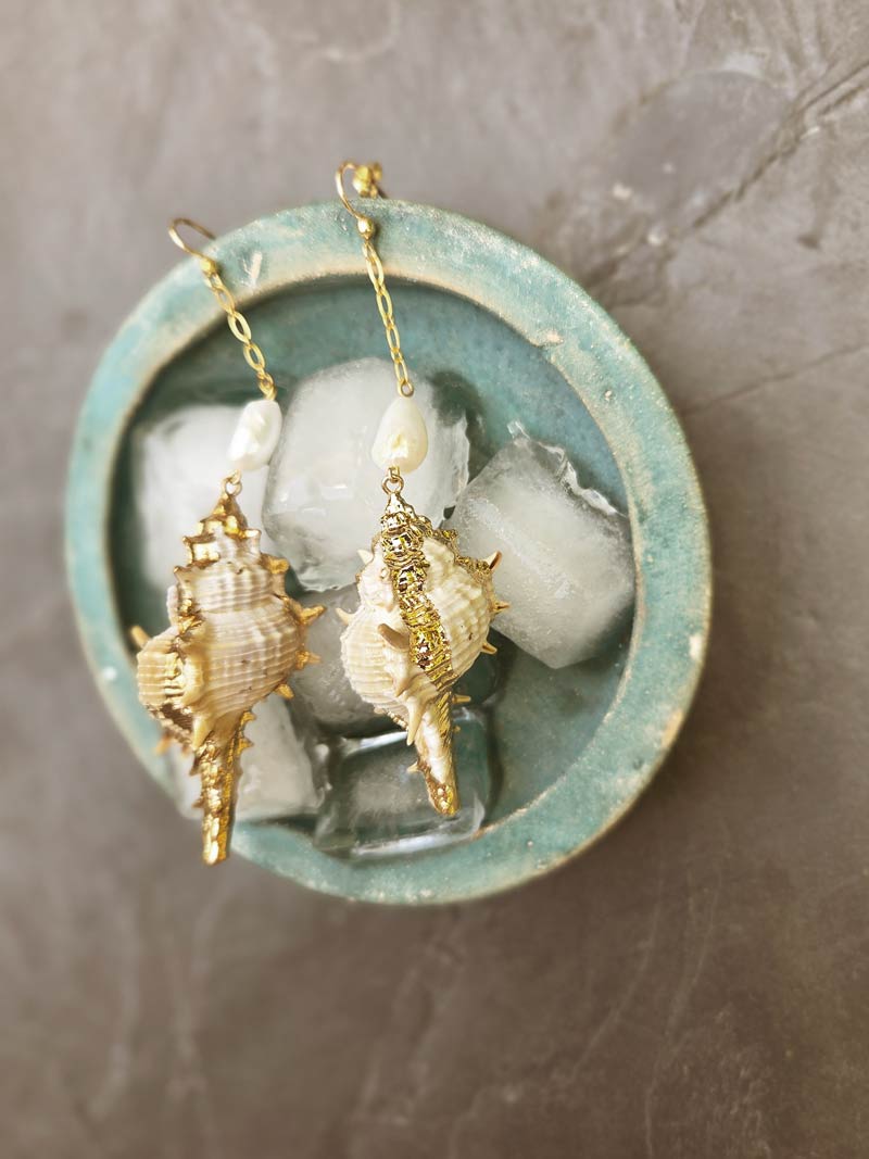 Sublimes paires de boucles d'oreilles en coquillages dorés et perle d'eau douce baroque. Cadeau pour femme idéal. Bijoux fabriqué à la main en France.