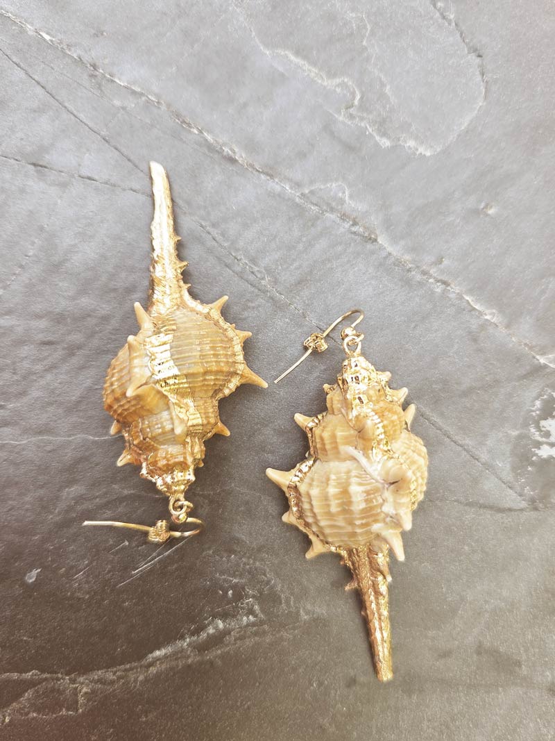 Bijoux made in France : boucles d'oreilles en véritable couillages et or Gold Field. Bijoux d'été, bijoux pour femme, pendants d'oreilles spctaculaire, assemblés à la main à paris et doré à l'or fin
