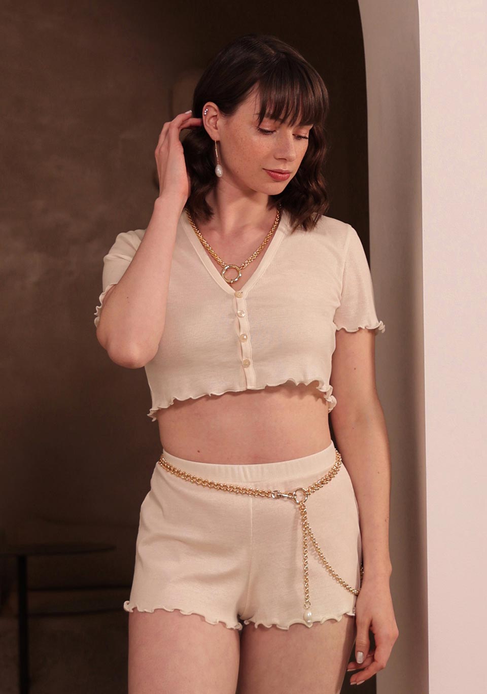 Boucle d'oreilles made in France en perles baroques. Collier en laiton et perle baroque. Crop top femme fabriqué en France. Shorty femme made in France. Ceinture bijou en chaine de laiton et perle baroque.