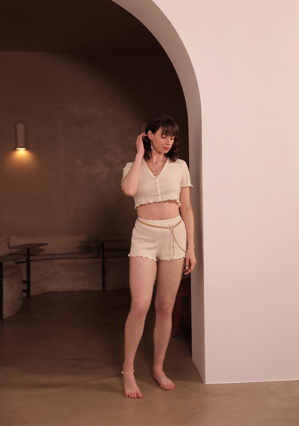 T-shirt femme crop top made in France. Shorty femme made in france. Crop top avec boutons en nacre. Chaine de taille made in France en laiton et perle baroque. Boucle d'oreille perles baroques. Collier made in France. Cadeau pour femme