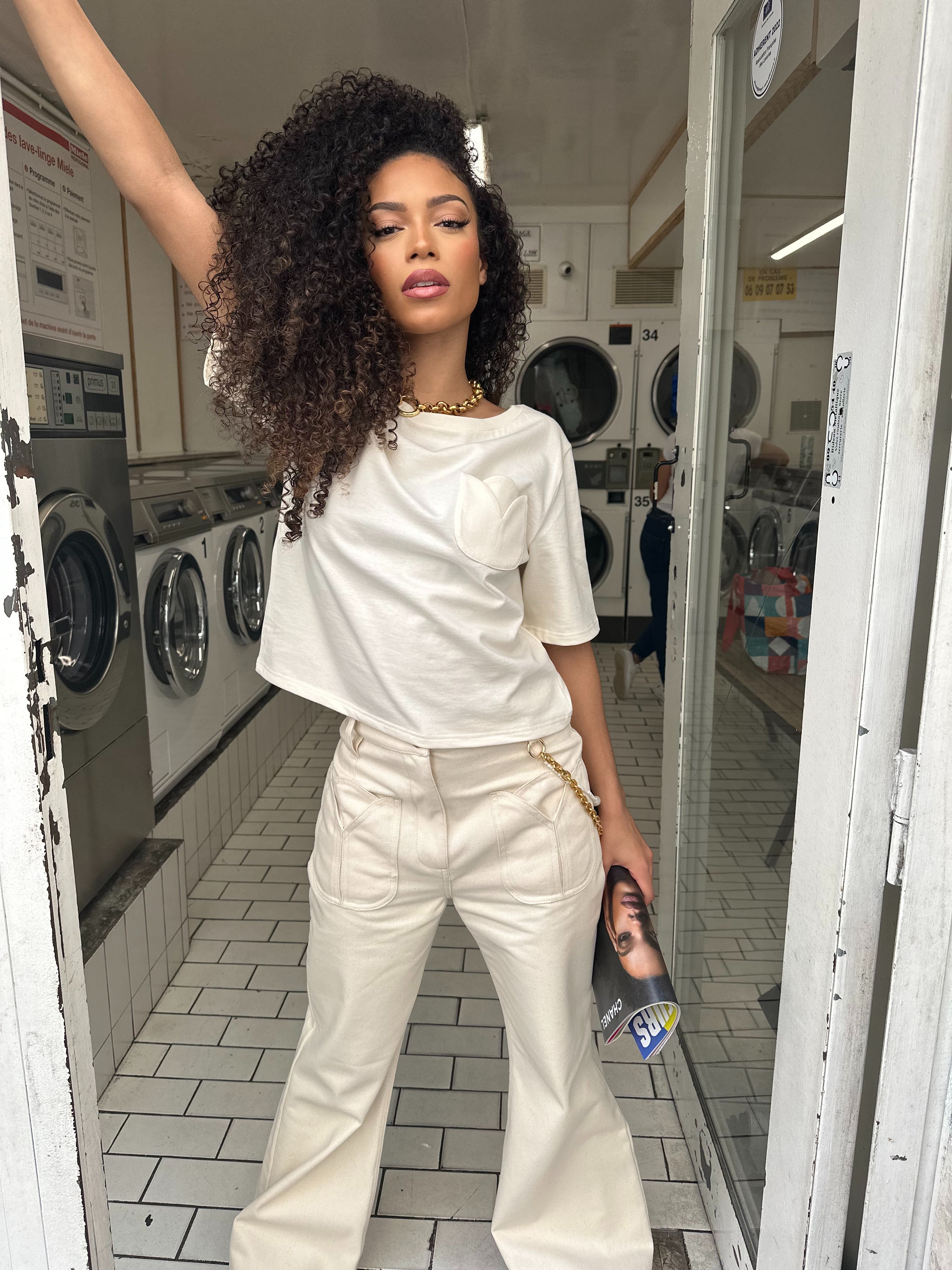 vêtement sans teinture. T-shirt femme avec poche fleurs,. jean femme en coton biologique écru made in France. Collier made in France.