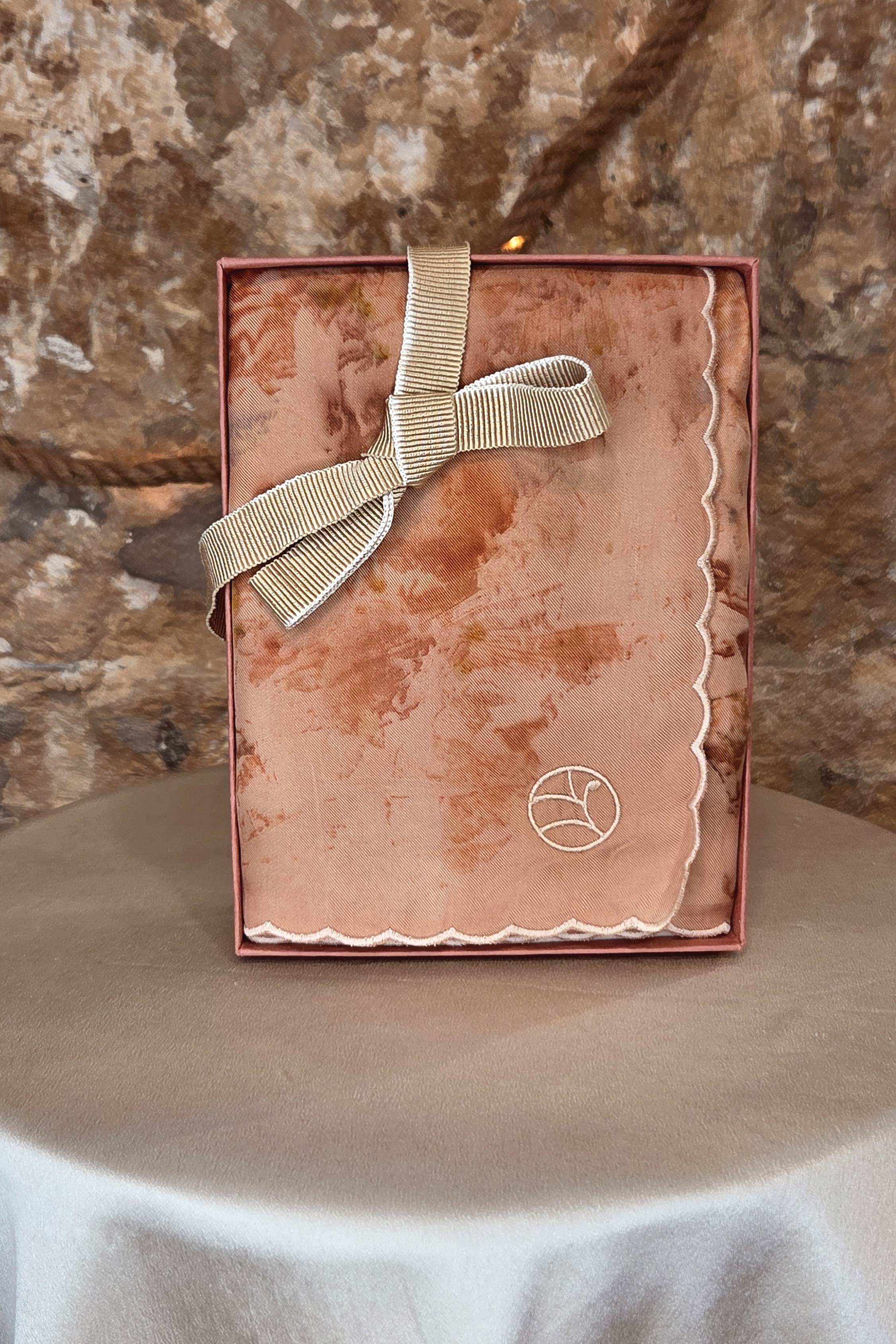 Cadeau d'exception made in France. Foulard en soie teinture et impression naturelle