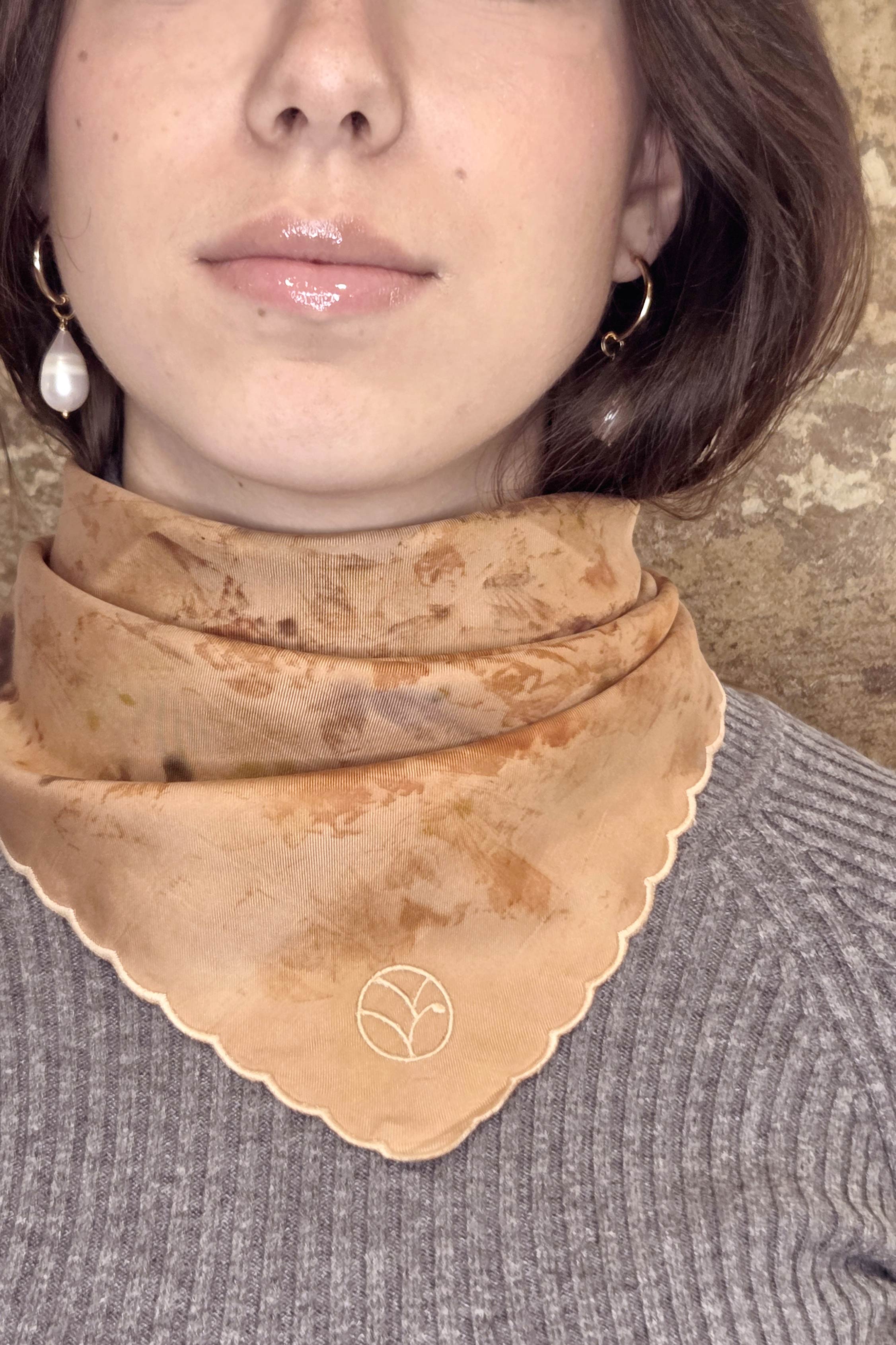 Cadeau d'exception pour femme : un foulard en soie tissé, brodé et imprimé en France avec le procédé de teinture naturelle unique par une artisane d'Art