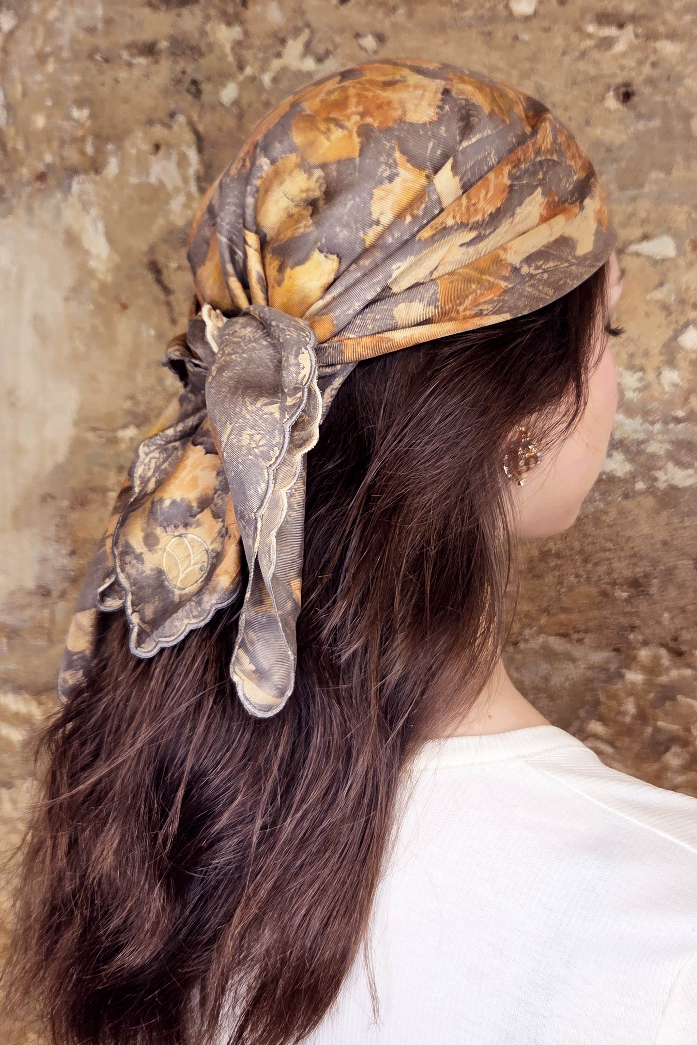 foulard en soie Made in France, teinture naturel motif léopard, à base de pelures d'oignons et de châtaignier