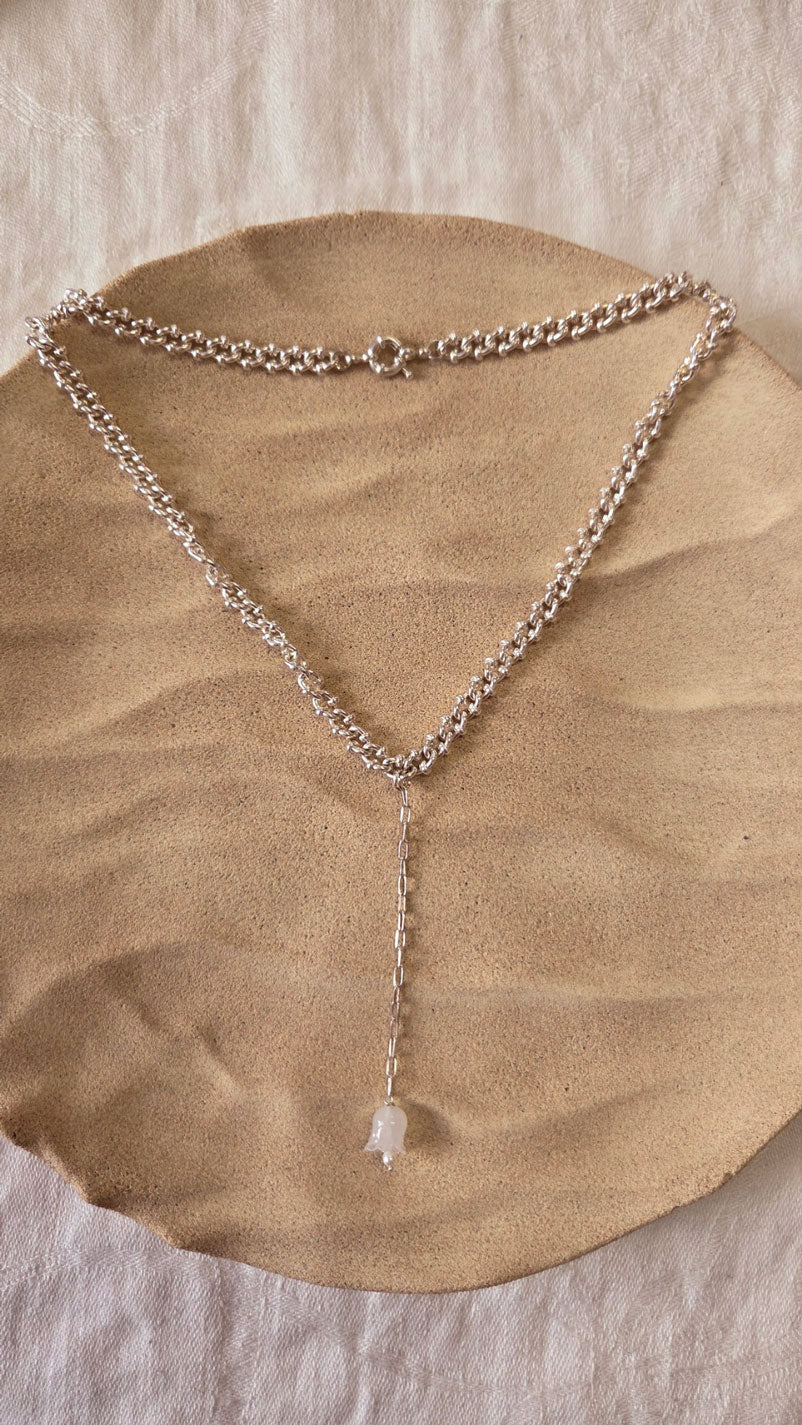 Collier Muguette fabriqué à Paris. Bijoux en laiton argenté et argent 925, verre opalescent type verre de Murano