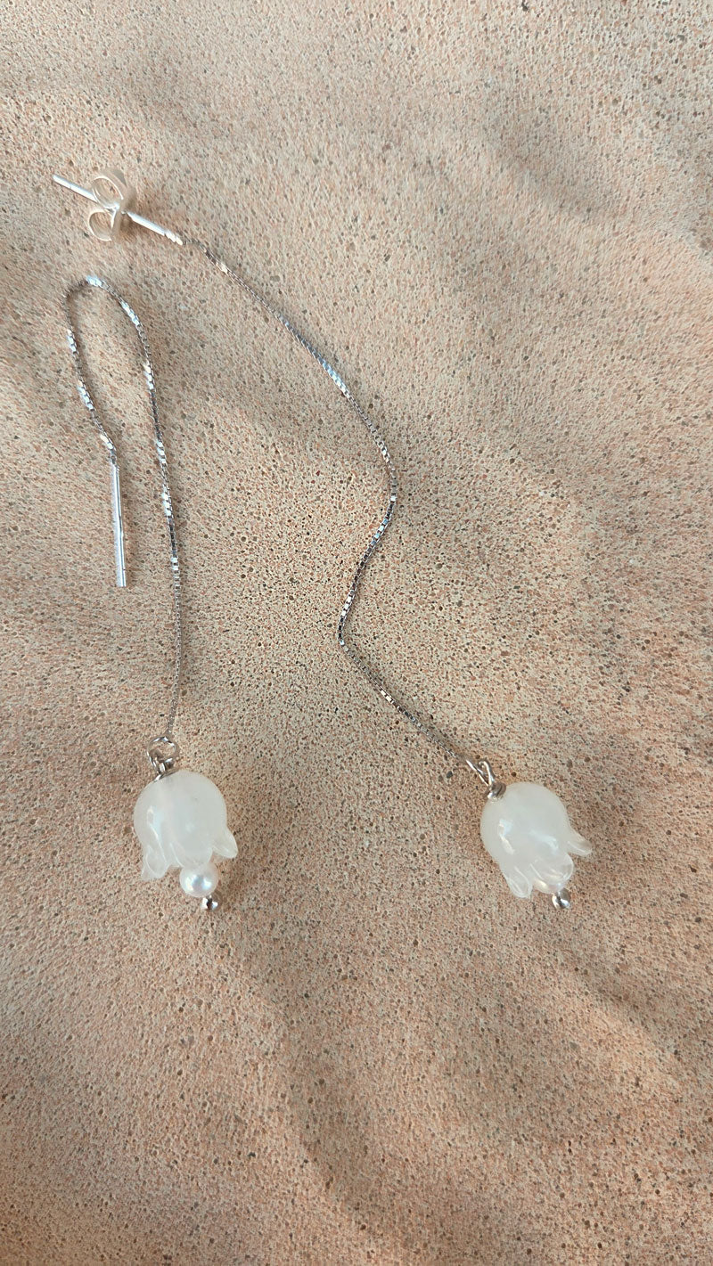 Boucles d'oreilles pendantes Virginie Voncken, en verre, perles d'eau douce et argent 925, bijoux made in France, idéal pour les beaux jours, pour un cadeau pour femme, pour le fêtes des mères; pour la Saint Valentin et pour un mariage ou une cérémonie