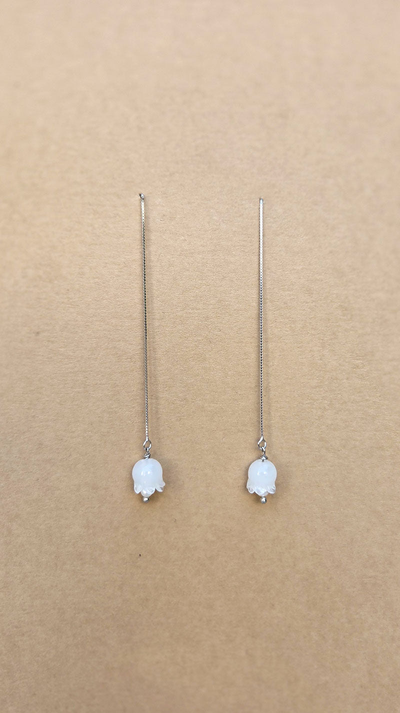 Boucles d'oreilles pendantes Virginie Voncken, en verre, perles d'eau douce et argent 925, bijoux made in France, idéal pour les beaux jours, pour un cadeau pour femme, pour le fêtes des mères; pour la Saint Valentin et pour un mariage ou une cérémonie