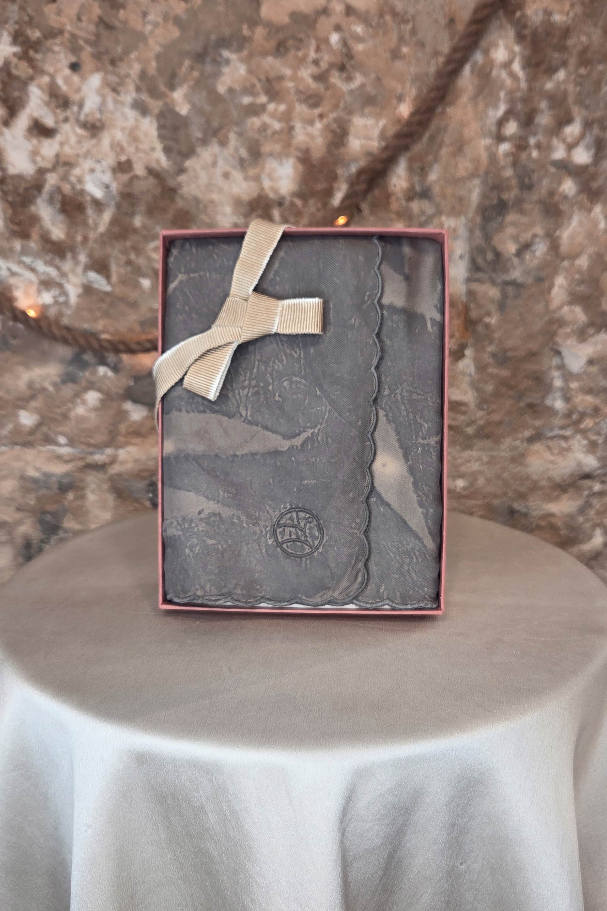 Foulard en soie Made In France, cadeaux pour femme par Virginie Voncken