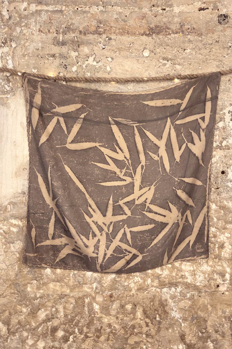 Carré de soie motif éco-print de bambou sur fond or pigments de châtaignier. Un travail d'artisanat d'art par Virginie Vonken