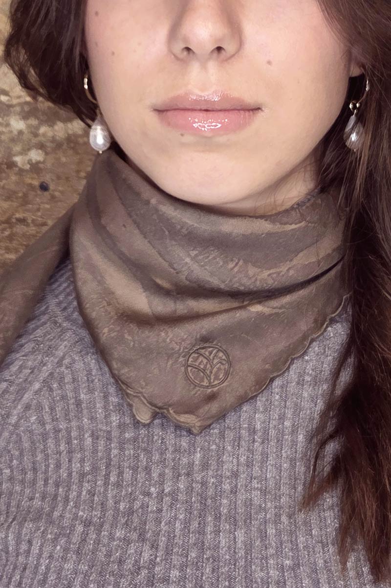 Foulard en soie made in France, imprimé naturel bambou et châtaignier coloris kaki