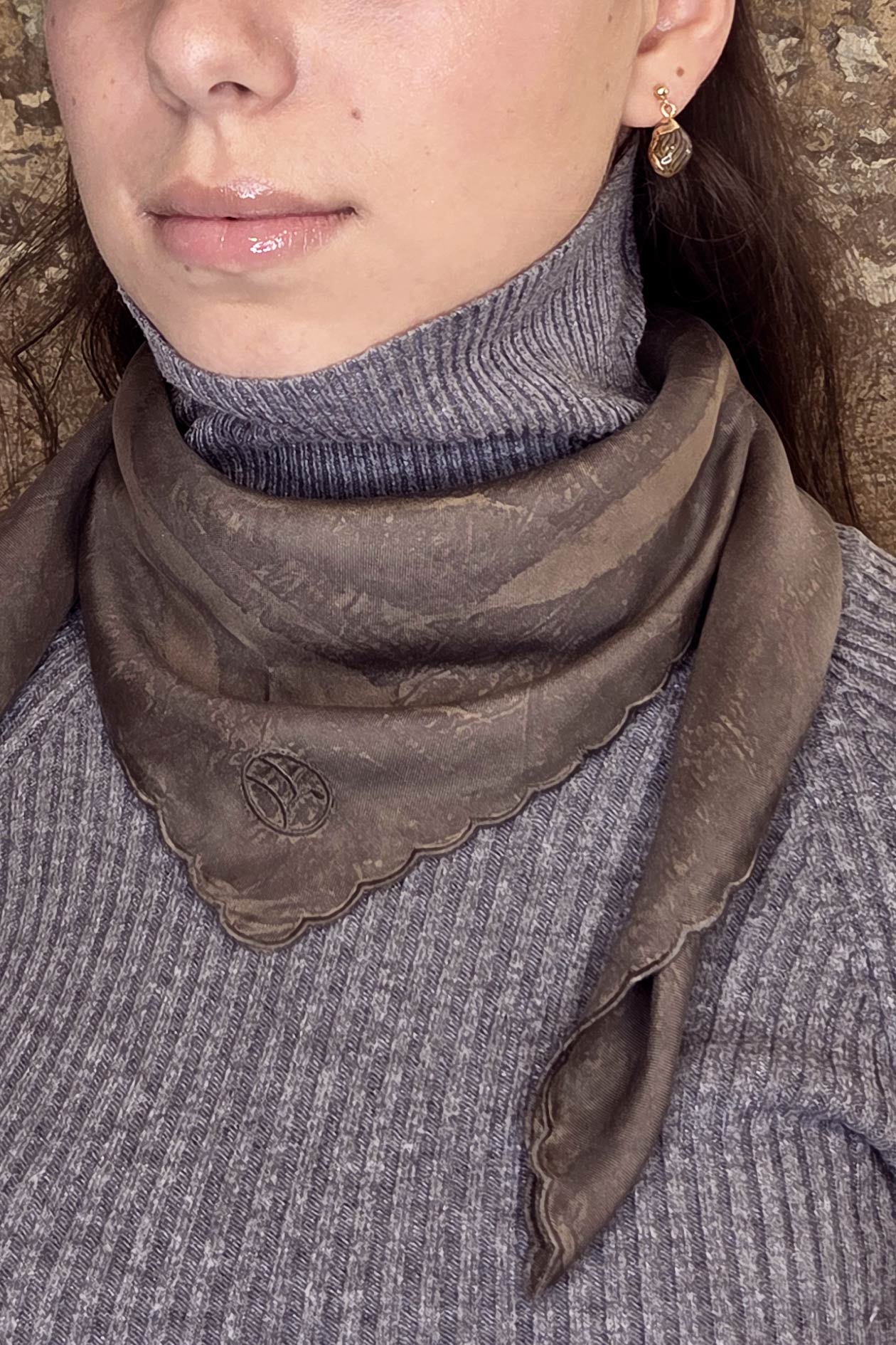 Foulard en soie, teinture naturelle à base de Bambou et de pigments de châtaignier, coloris Kaki et boucle d'oreille Plancton en coquillage, laiton et or gold field.Virginie Voncken