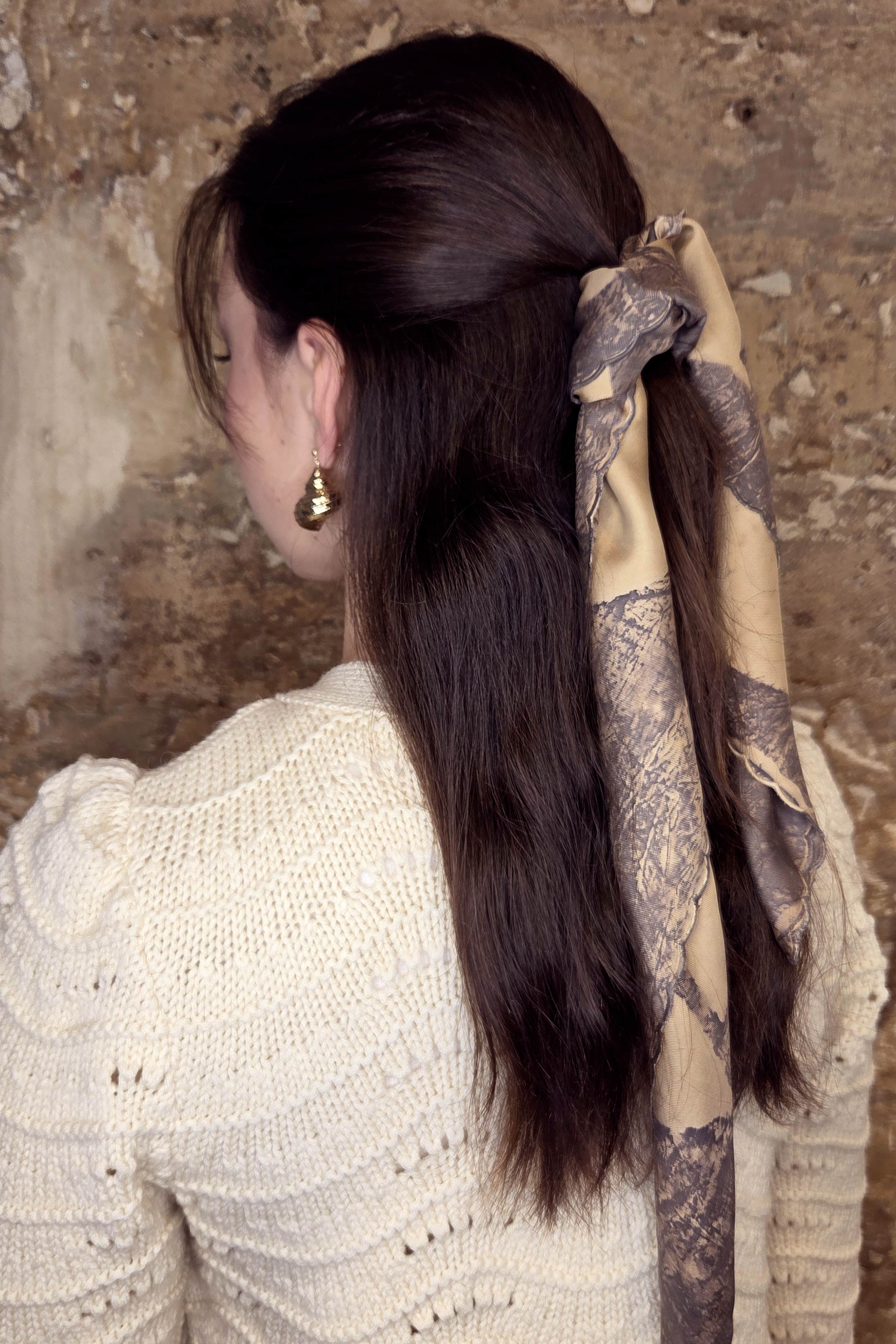 Foulard en soie dans les cheveux. made in France
