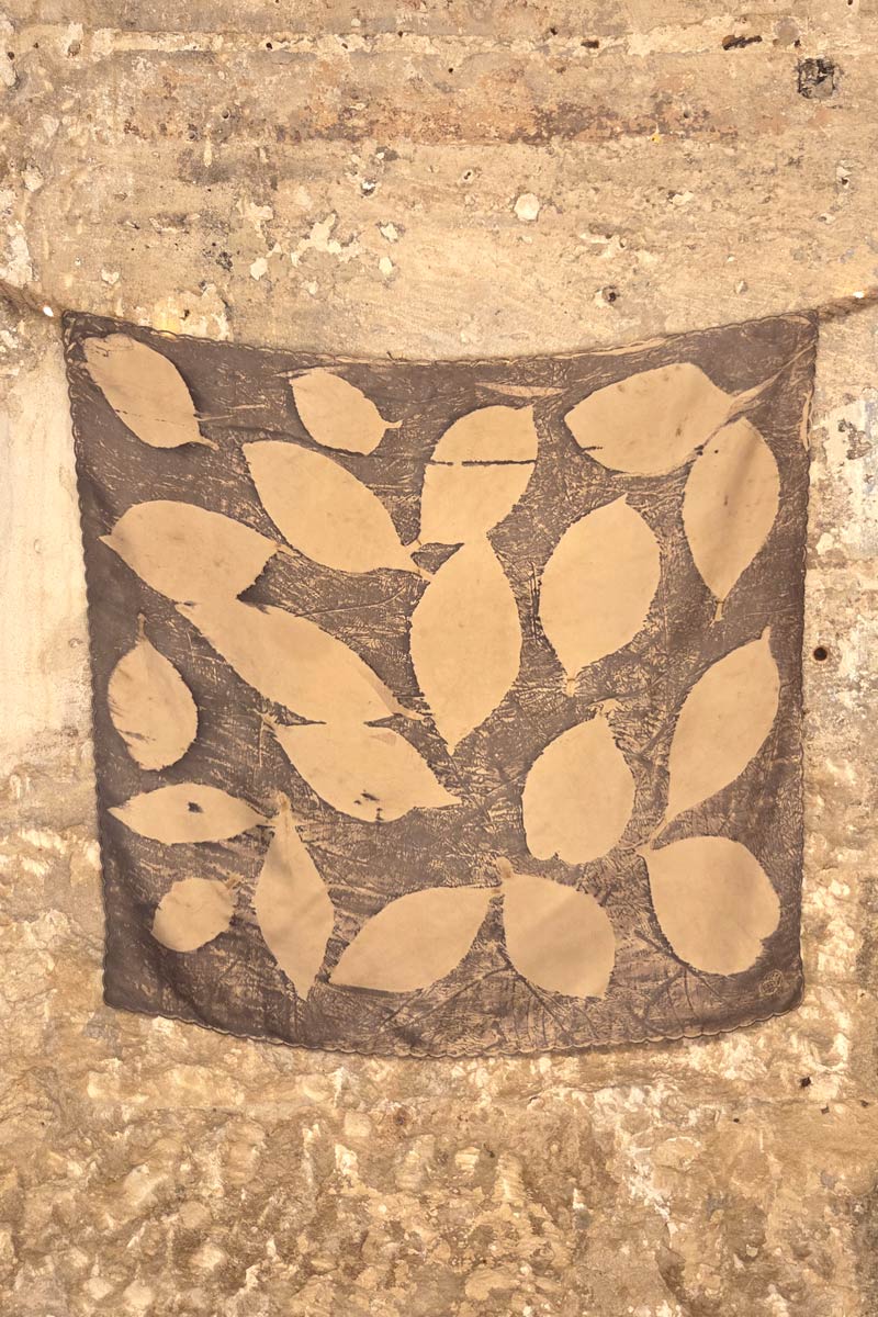 Carré de soie brodé Made In France. Motif imprimé naturel de feuille de kaki sur fond de pigment de châtaignier.