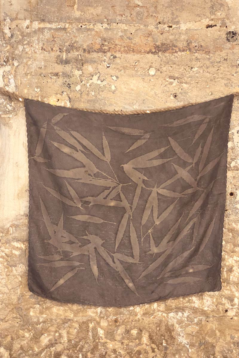 Carré de soie luxueux imprimé naturel à partir de châtaignier et feuilles de bambous. Teinture naturelle Made In France par Virginie Voncken, artisane d'art.