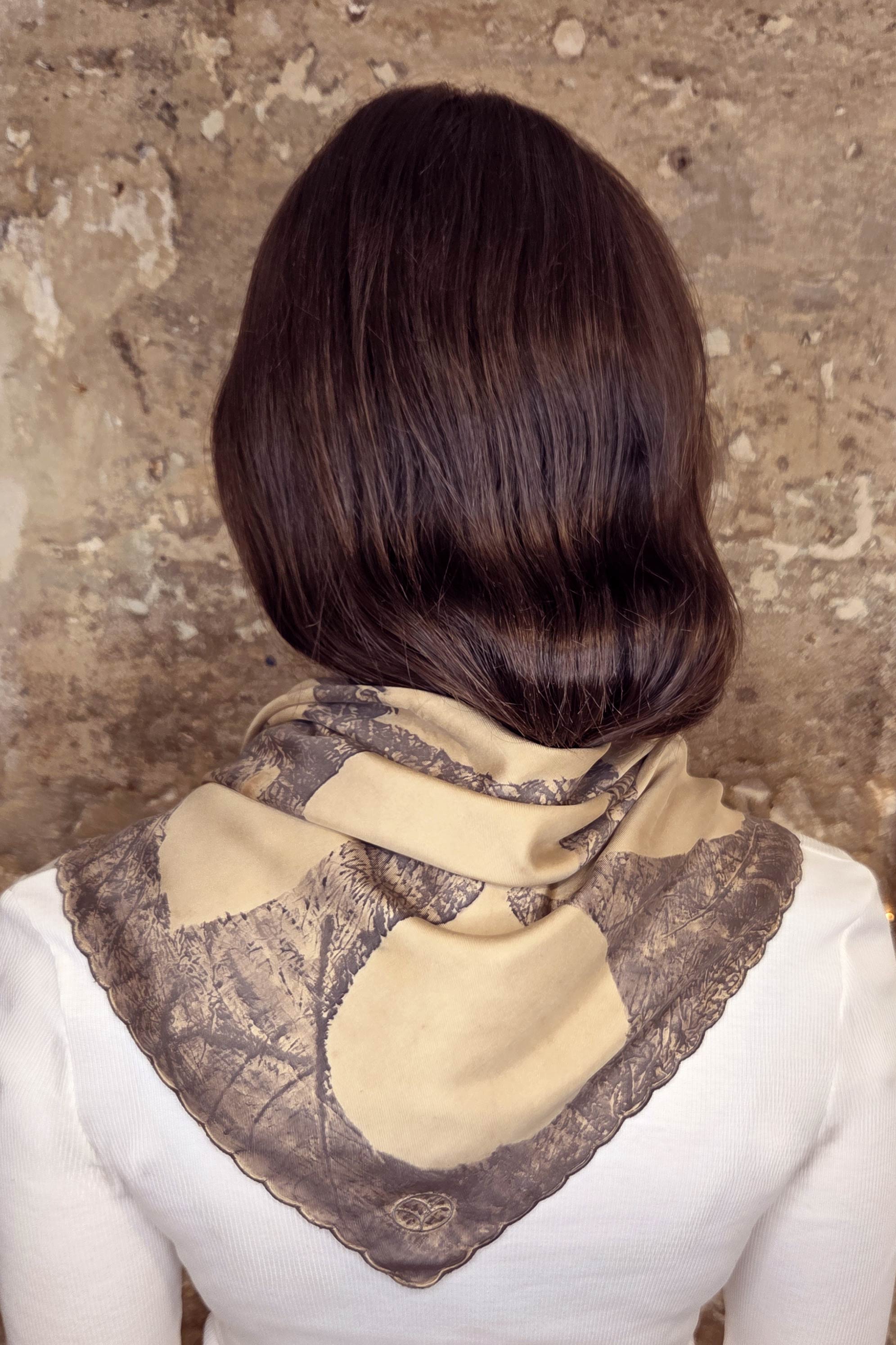 Carré de soie brodé, imprimé naturel avec des feuilles de kaki et pigments de châtaignier français. Foulard en soie Made In France