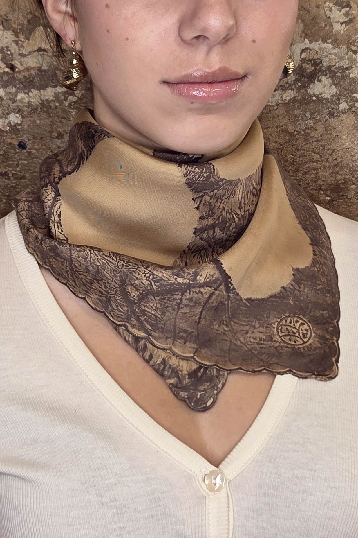 Foulard en soie Made In France, imprimé naturel de feuilles de kaki sur pigments de châtaignier, par Virginie Voncken, artisane d'art.