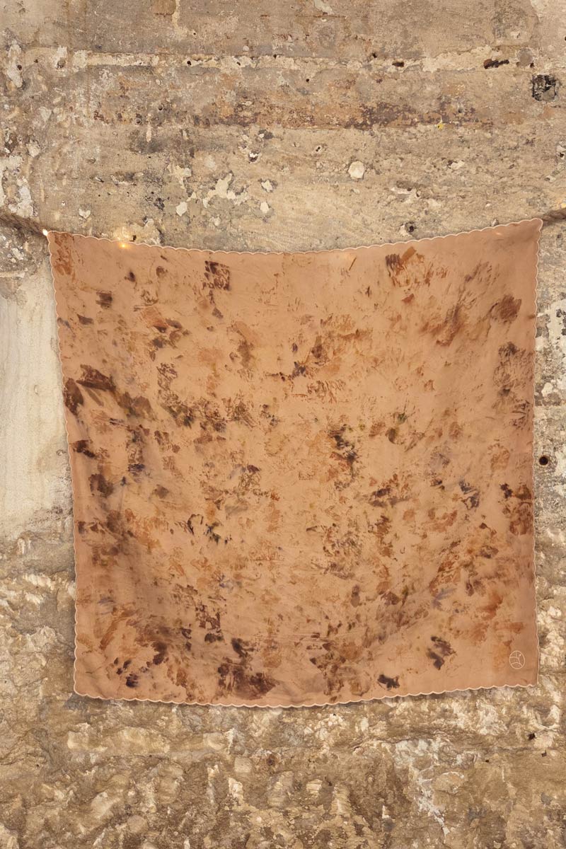 Foulard en soie teinture naturelle, imprimé en France par un artisan d'Art, à la main, avec des pigments naturels.