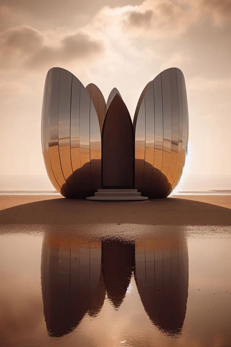 Plage étendue, maisonnette futuriste en forme de tulipe, recouverte de panneaux solaires miroirs, posée sur une dune de sable au milieu de la plage. Reflet dans une mare d'eau créant une seconde tulipe. À l'horizon, la mer, quelques nuages dans le ciel. Le coucher de soleil derrière la maison offre une lumière apaisante à l'ensemble.